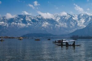 Kashmir Shikara Love Escape – Romantic Dal Lake Houseboat Honeymoon Srinagar