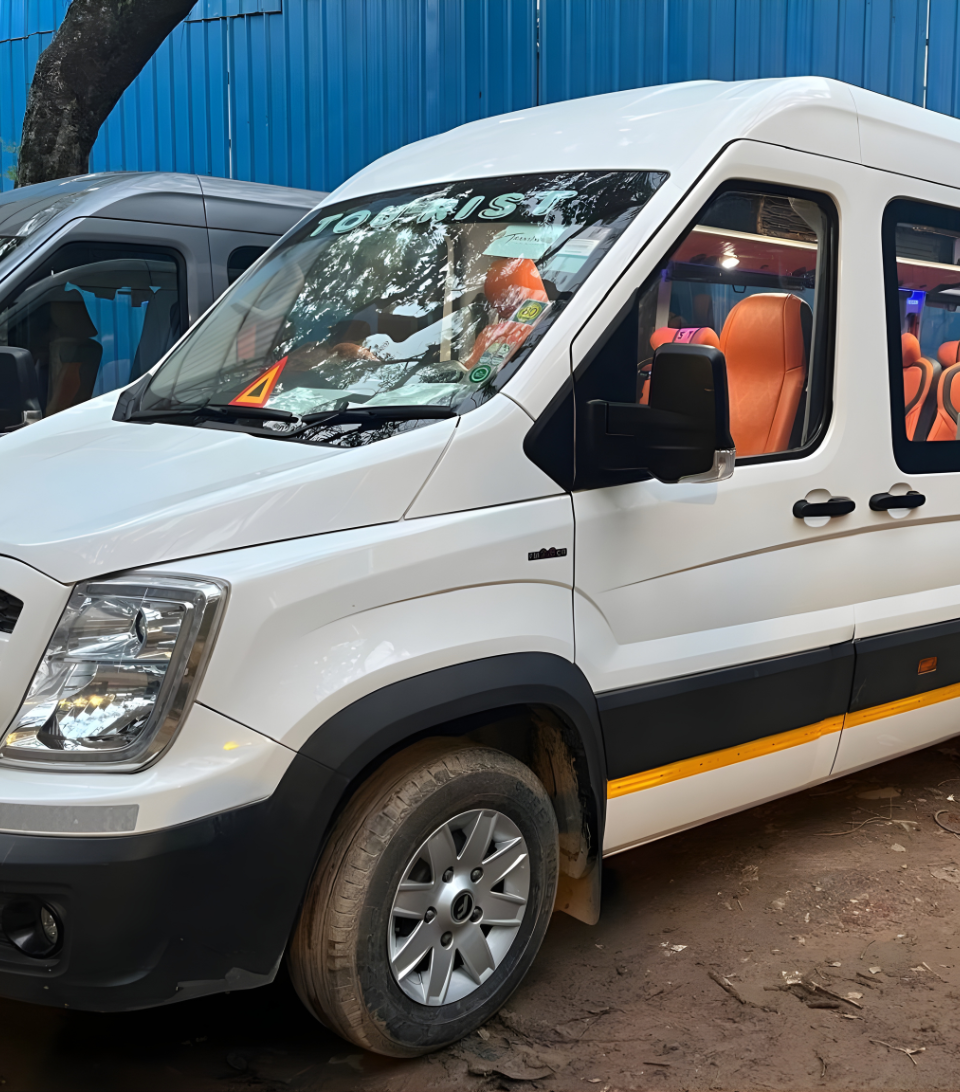 Force Urbania van rental in Delhi