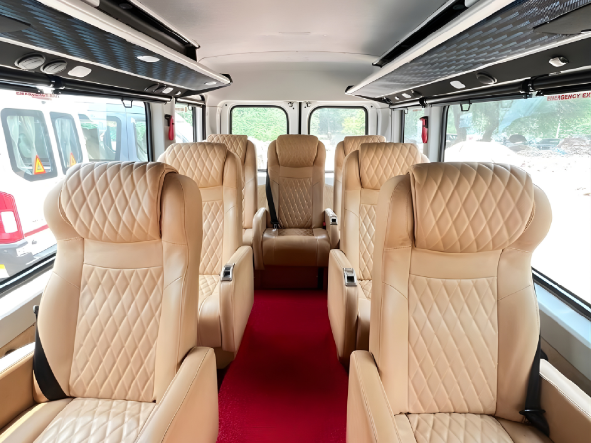 Force Urbania van rental in Delhi